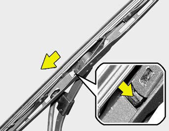 1. Push down the wiper blade with the locking clip (1) pressed to detach it from