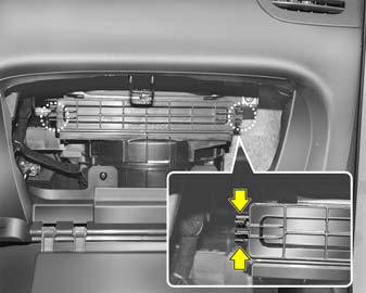 2. Pull out the climate control air filter with the hooks on both sides pressed.