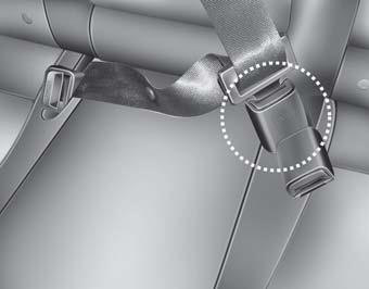 When using the rear center seat belt, the buckle with the CENTER mark must